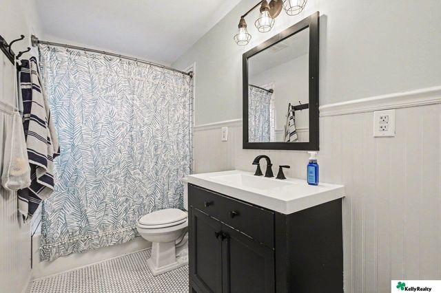 8910 Westridge Drive, Omaha, NE 68124