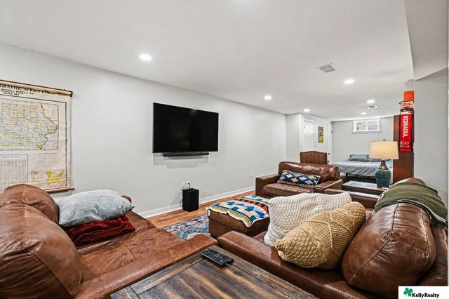 8910 Westridge Drive, Omaha, NE 68124