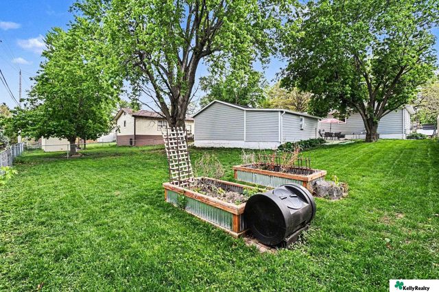 8910 Westridge Drive, Omaha, NE 68124