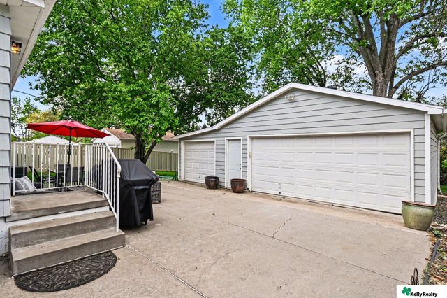 8910 Westridge Drive, Omaha, NE 68124