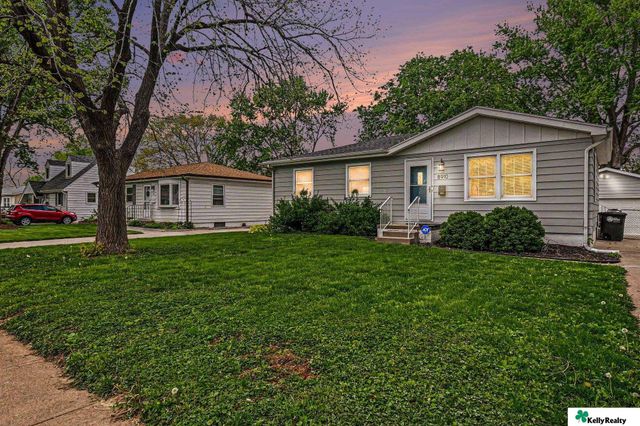 8910 Westridge Drive, Omaha, NE 68124