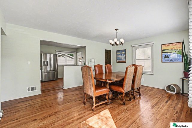 8910 Westridge Drive, Omaha, NE 68124