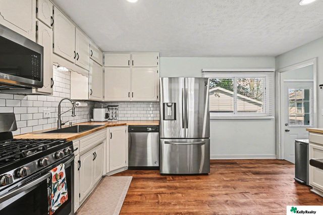 8910 Westridge Drive, Omaha, NE 68124