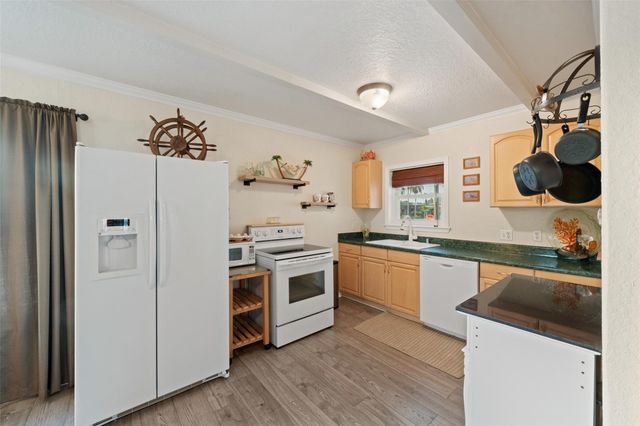 12 Highland Drive, Hitchcock, TX 77563