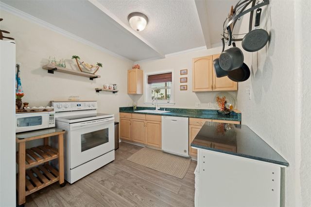 12 Highland Drive, Hitchcock, TX 77563