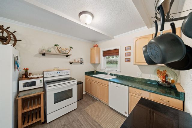 12 Highland Drive, Hitchcock, TX 77563