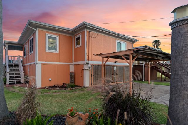 12 Highland Drive, Hitchcock, TX 77563