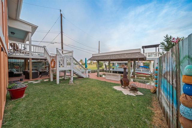 12 Highland Drive, Hitchcock, TX 77563