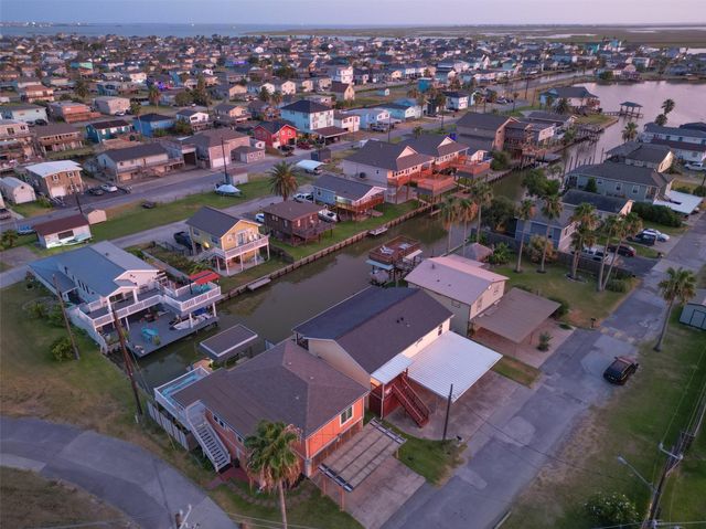 12 Highland Drive, Hitchcock, TX 77563