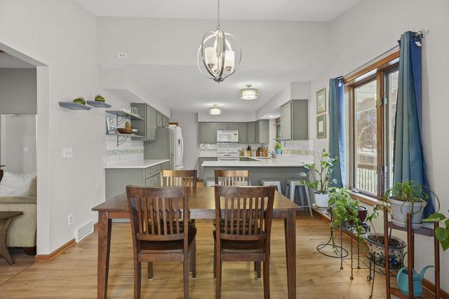 516 Woodvale Drive, Deforest, WI 53532