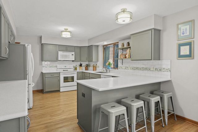 516 Woodvale Drive, Deforest, WI 53532