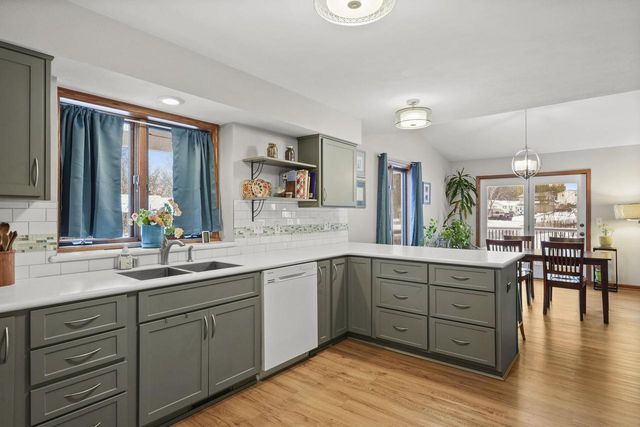 516 Woodvale Drive, Deforest, WI 53532