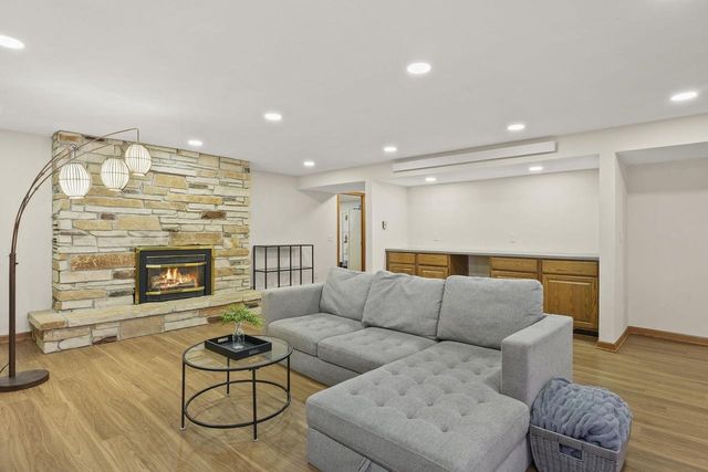 516 Woodvale Drive, Deforest, WI 53532