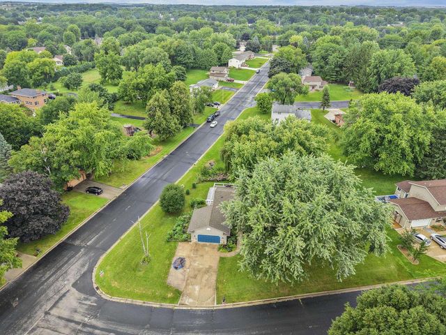 516 Woodvale Drive, Deforest, WI 53532