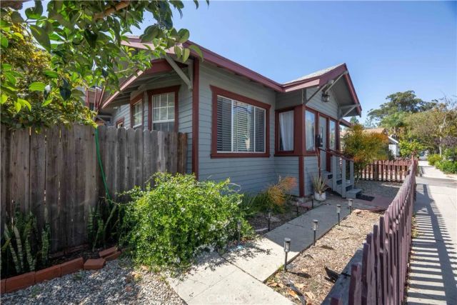 823 Maine, Long Beach, CA 90813