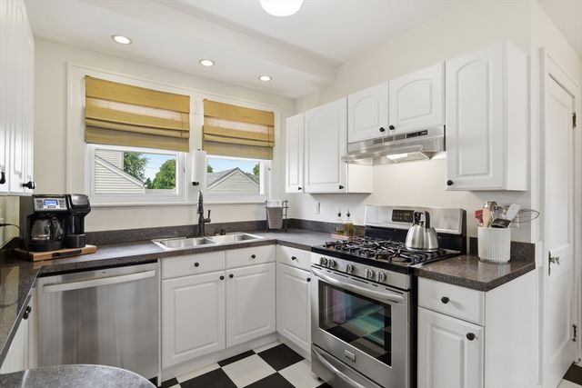 15 Ripley St, Wilbraham, MA 01095