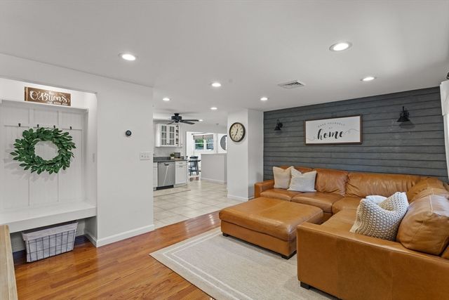 6 Oakland Ave, Tewksbury, MA 01876