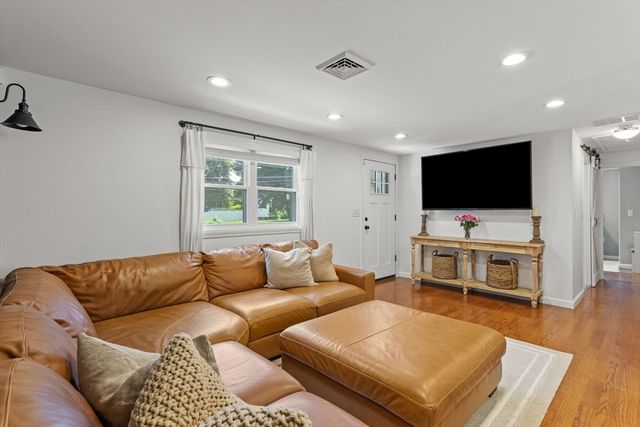 6 Oakland Ave, Tewksbury, MA 01876