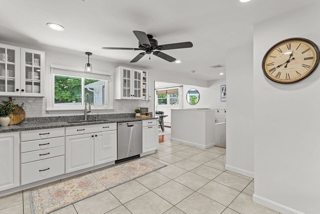 6 Oakland Ave, Tewksbury, MA 01876