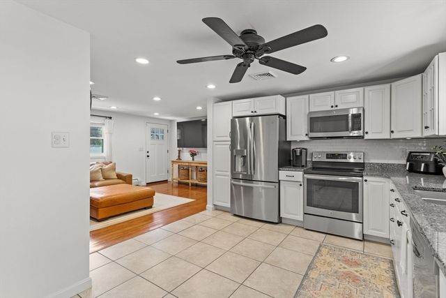 6 Oakland Ave, Tewksbury, MA 01876