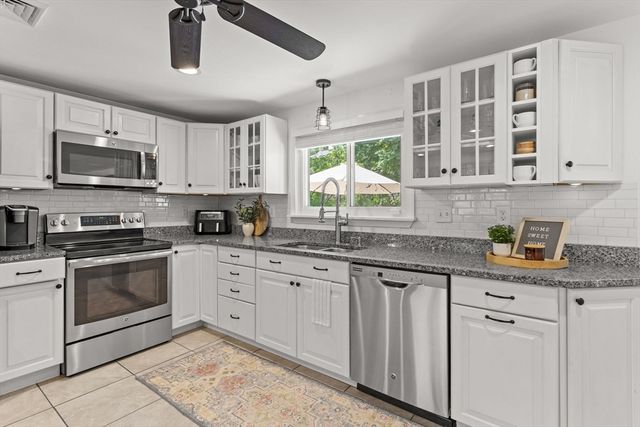 6 Oakland Ave, Tewksbury, MA 01876