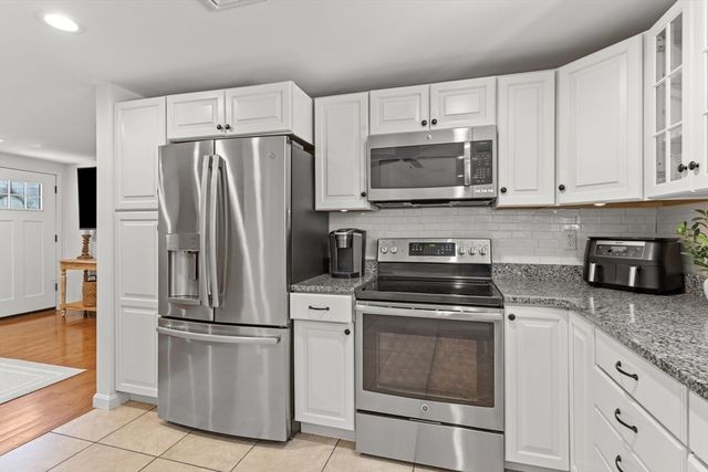 6 Oakland Ave, Tewksbury, MA 01876