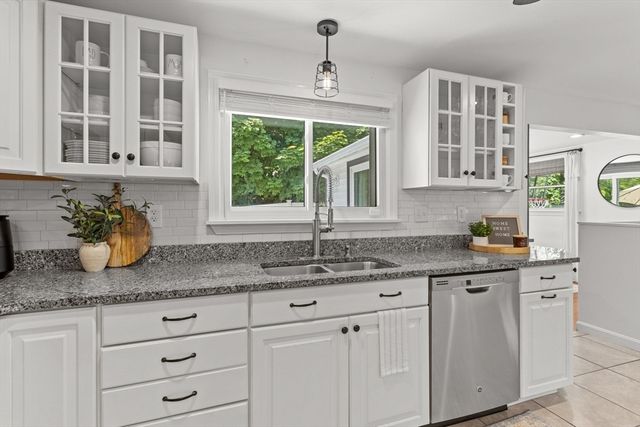 6 Oakland Ave, Tewksbury, MA 01876