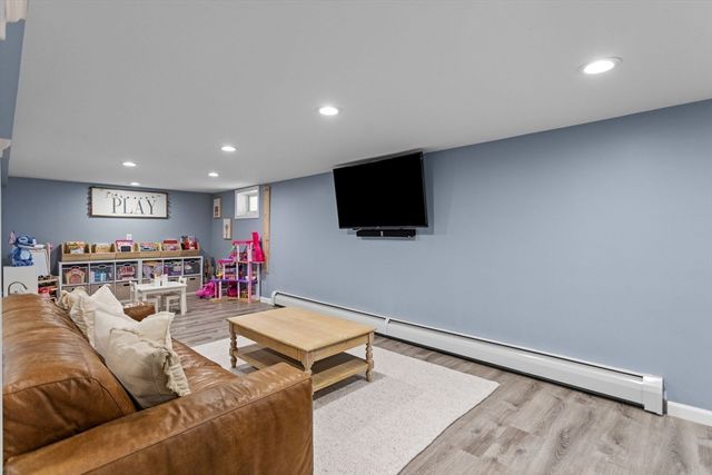 6 Oakland Ave, Tewksbury, MA 01876