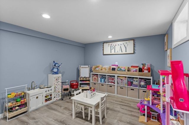 6 Oakland Ave, Tewksbury, MA 01876
