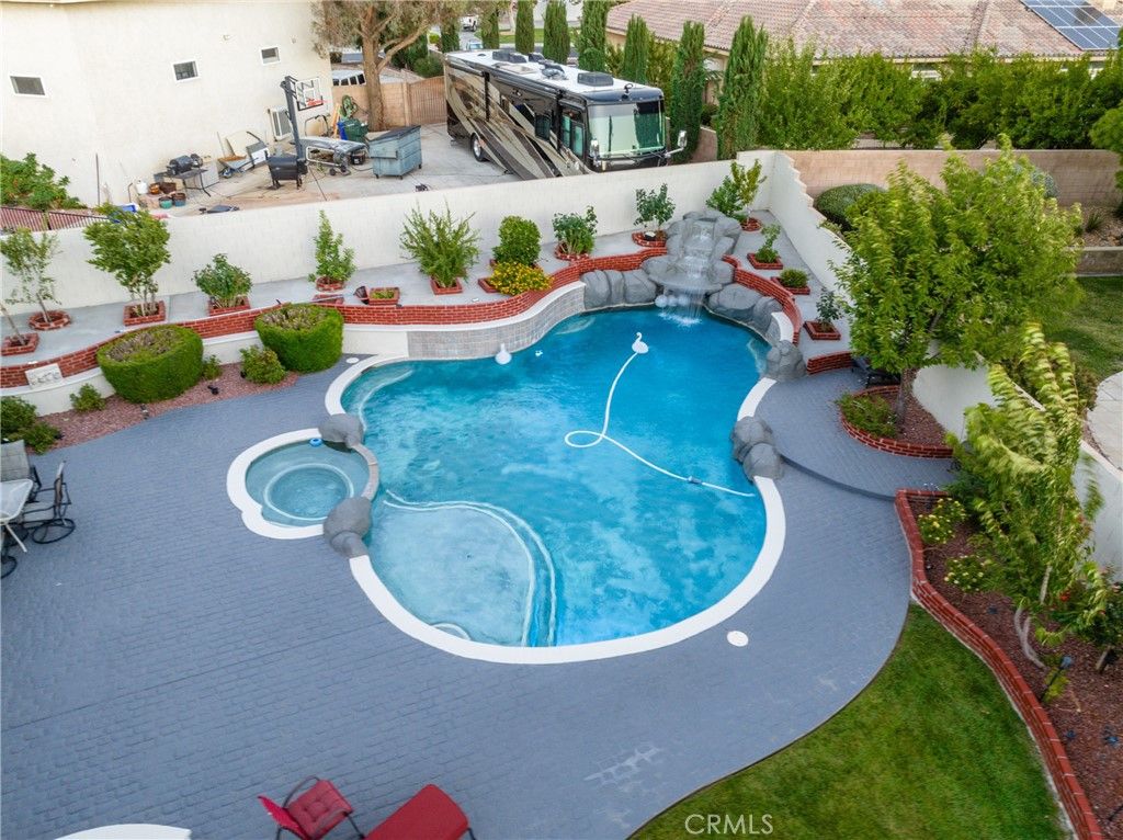 Image 2 of property listing at 19237 Estancia, Apple Valley, CA 92308