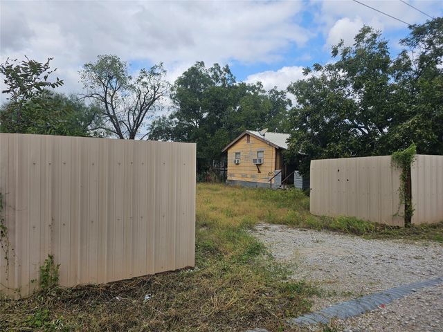 1008 N 6th Street, Bangs, TX 76823