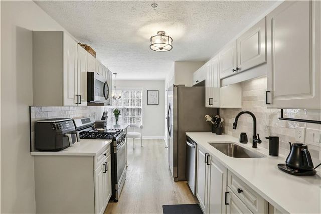 322 Streamside Drive, Roswell, GA 30076