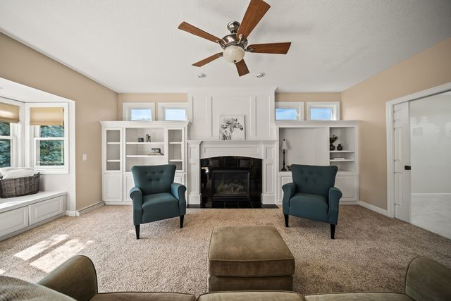 307 S TOMBERGS Drive, Eldridge, IA 52748