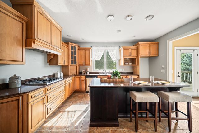 307 S TOMBERGS Drive, Eldridge, IA 52748