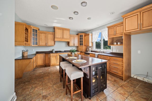 307 S TOMBERGS Drive, Eldridge, IA 52748