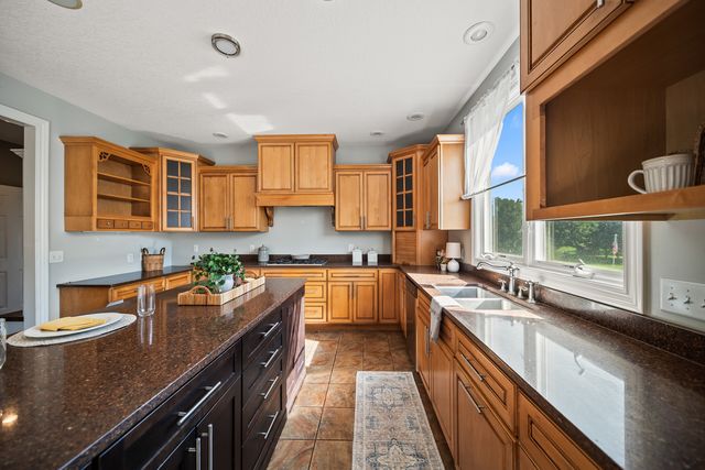 307 S TOMBERGS Drive, Eldridge, IA 52748