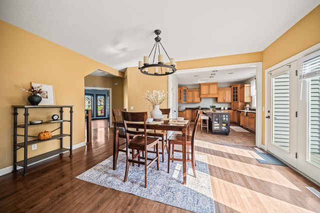 307 S TOMBERGS Drive, Eldridge, IA 52748