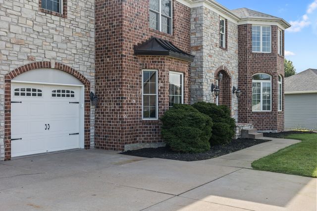 307 S TOMBERGS Drive, Eldridge, IA 52748