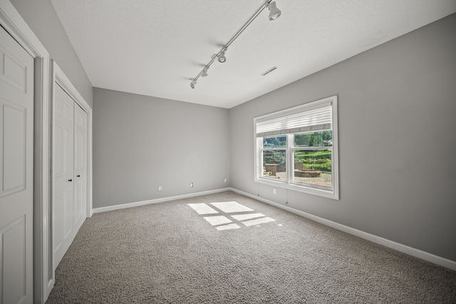 307 S TOMBERGS Drive, Eldridge, IA 52748
