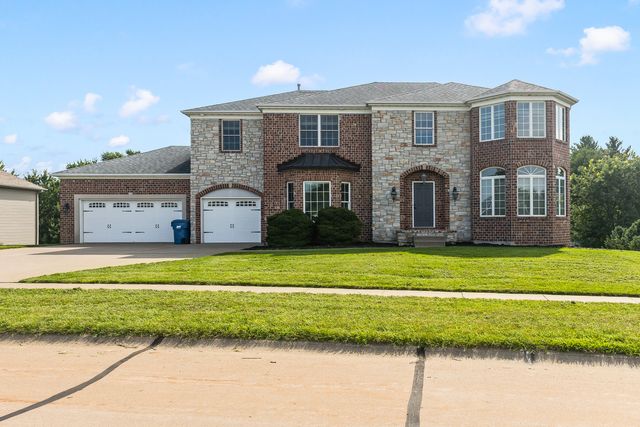 307 S TOMBERGS Drive, Eldridge, IA 52748