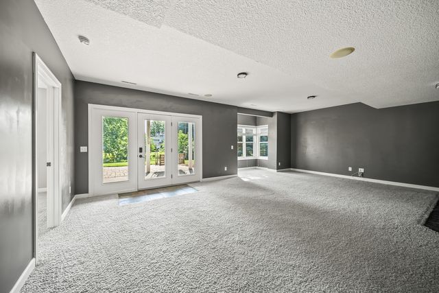 307 S TOMBERGS Drive, Eldridge, IA 52748
