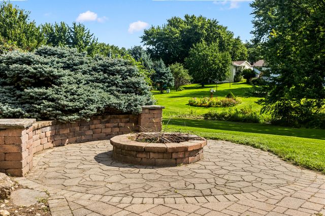 307 S TOMBERGS Drive, Eldridge, IA 52748