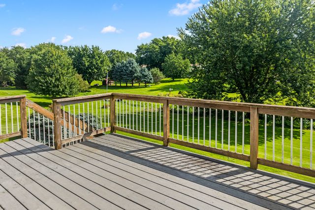 307 S TOMBERGS Drive, Eldridge, IA 52748