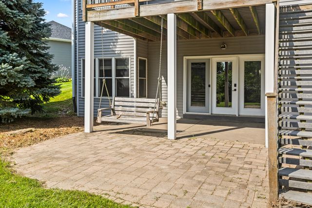 307 S TOMBERGS Drive, Eldridge, IA 52748