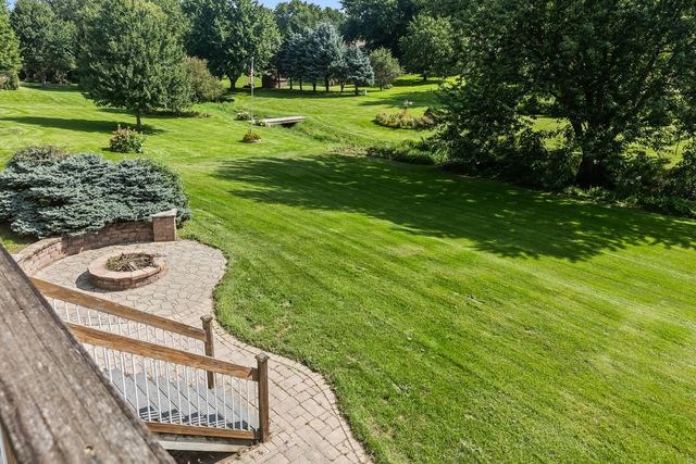 307 S TOMBERGS Drive, Eldridge, IA 52748