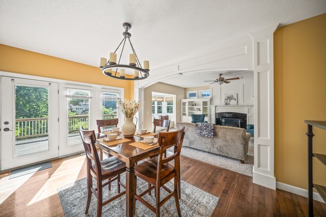 307 S TOMBERGS Drive, Eldridge, IA 52748