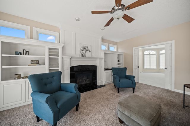 307 S TOMBERGS Drive, Eldridge, IA 52748