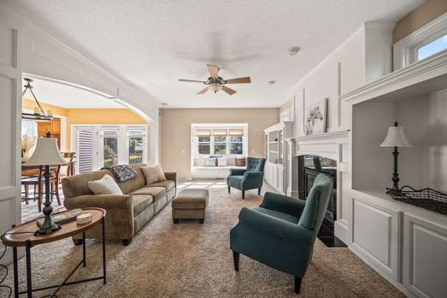 307 S TOMBERGS Drive, Eldridge, IA 52748
