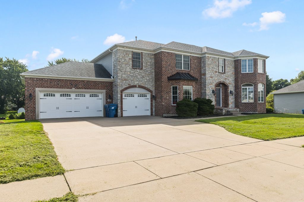 307 S TOMBERGS Drive, Eldridge, IA 52748