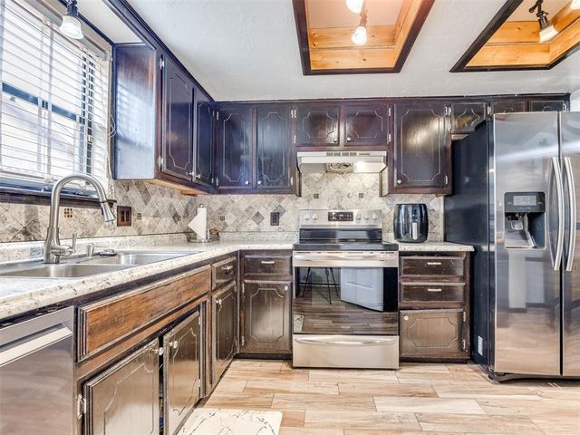 815 Dorchester Drive, Yukon, OK 73099